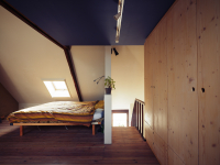 Zolder is slaapkamer geworden met bestaande houten vloer opgeschuurd en kasten op maat