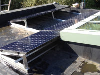 PV panelen op plat dak + stukje van lichtstraat