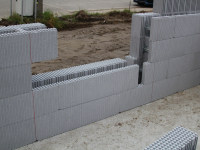 Argisol bouwblokken tijdens bouw (nog zonder beton in de spouw)