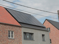 21 zonnepanelen op het huis, richting zuiden op 7 kW omvormer)
